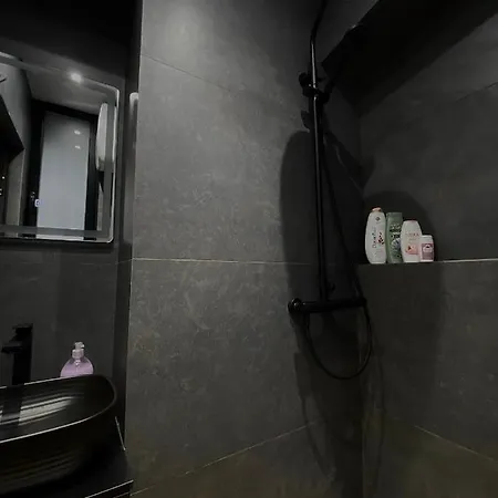 At U.s Embassy Apartamento